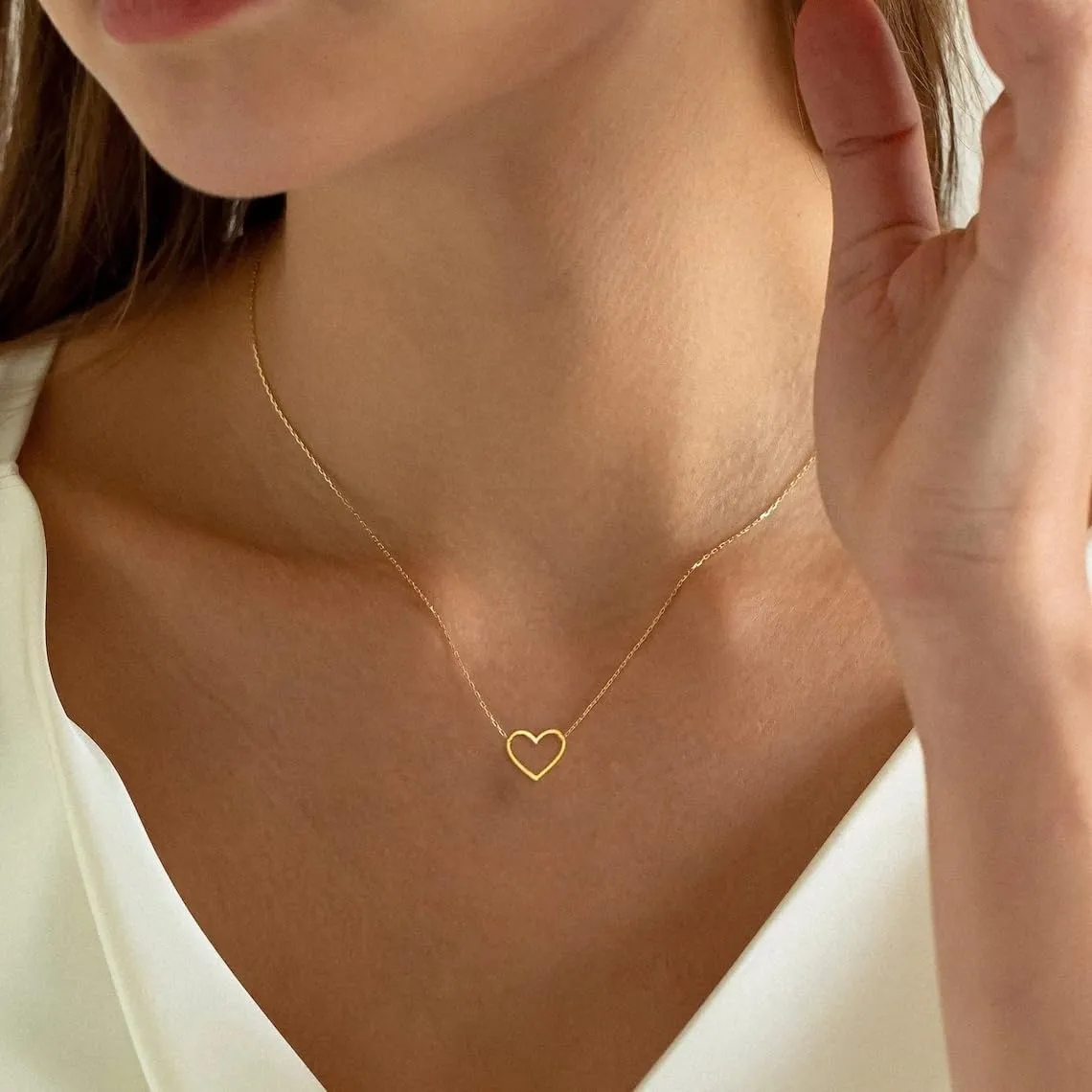 Joxevyia Gold Heart Necklace for Women Open Heart Necklace Simple Heart Choker 18K Gold Heart Outline Pendant Necklace Mother's Day Gift for Mum