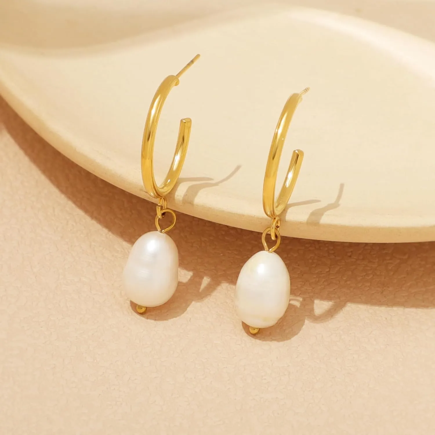 KOMI Natural Pearl Women's Earrings Fashion 18K Gold Plated Huggie Hoop Freshwater Pearl Pendant Earrings Wedding Gold Earrings Jewelry Gifts Bohemian Shell Pearl Pendant