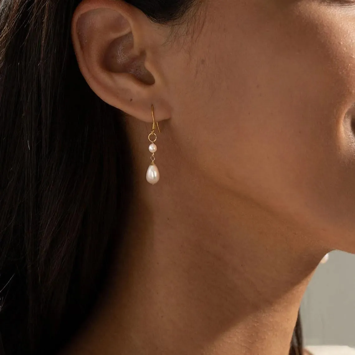 Pearl Drop Earrings for Women, Trendy 18k Gold Plated Pearl Dangle Earrings Dainty Pearl Earrings for Women Hypoallergenic Gold Tassel Earring Cute Pearl Jewelry Gifts for Her