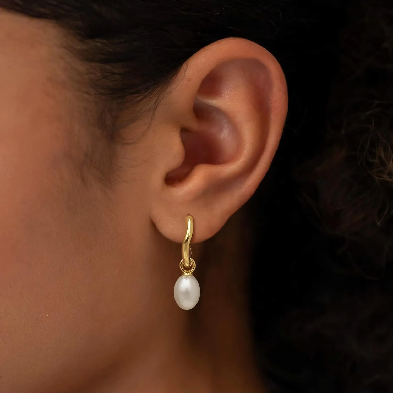 Pearl Earrings for Women, Dainty Gold Hoop Earrings Pearl Earrings for Women Trendy 14k Gold Plated Pearl Drop Earrings Hoops Hypoallergenic Pearl Huggie Earrings Gold Earrings Jewelry Gifts