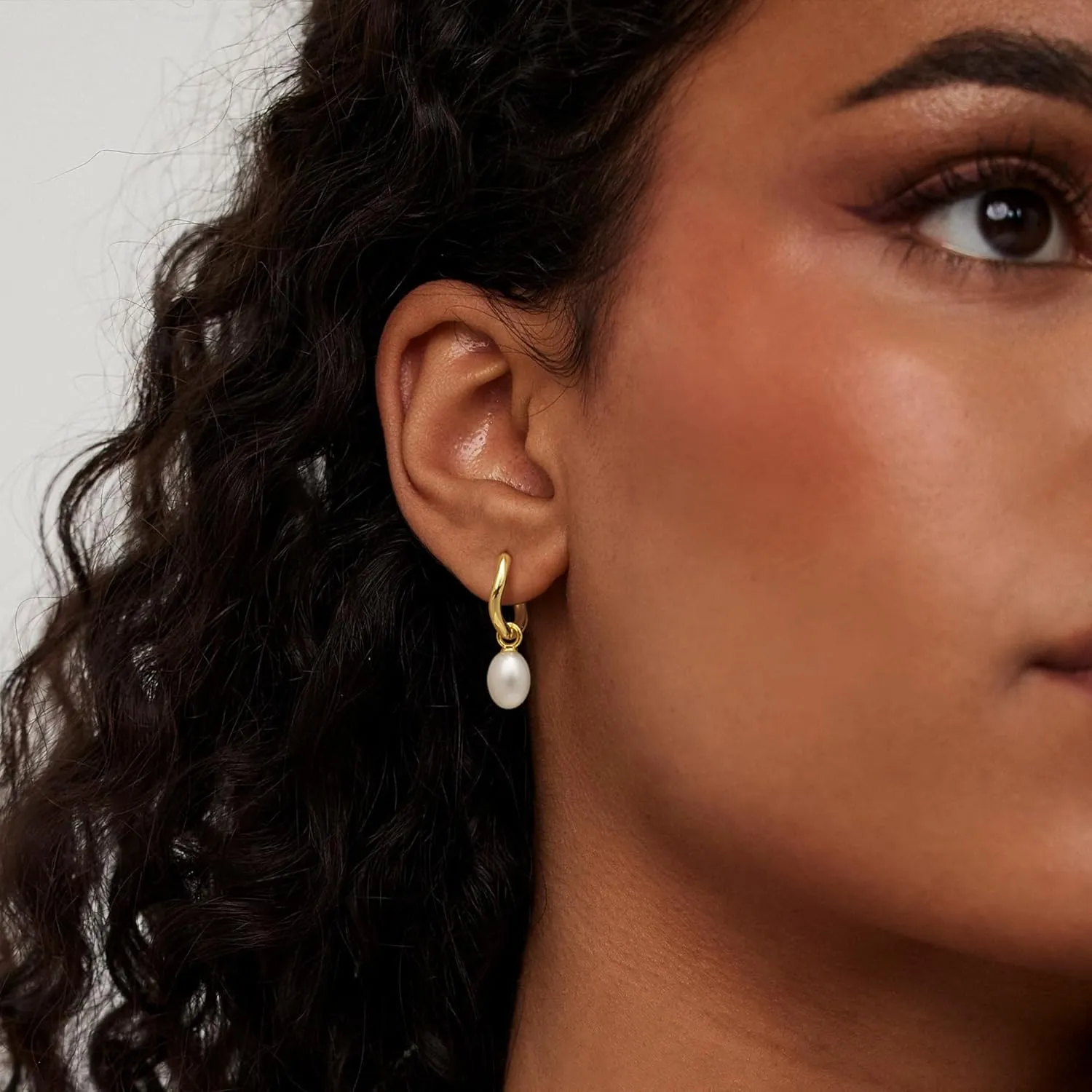 Pearl Earrings for Women, Dainty Gold Hoop Earrings Pearl Earrings for Women Trendy 14k Gold Plated Pearl Drop Earrings Hoops Hypoallergenic Pearl Huggie Earrings Gold Earrings Jewelry Gifts